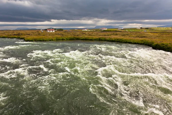 Verano Islandia Paisaje con río Raging — Foto de Stock