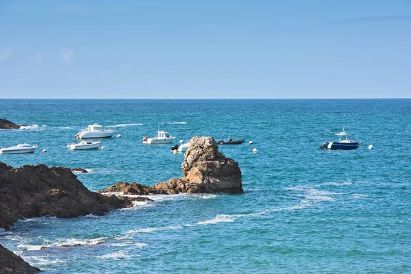 Mer et bateaux bleu vif — Photo