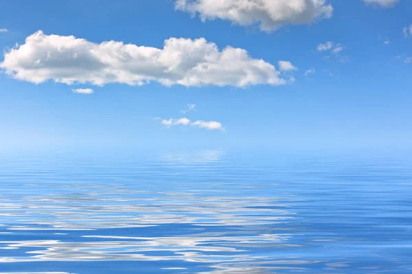 明るい空の反射で水の背景 — ストック写真
