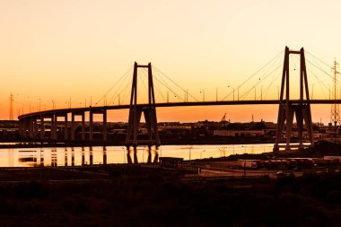 Bir gün batımı süspansiyon beton köprüde silüeti