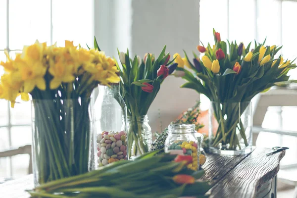 Spring flowers on a wooden table — Stock Photo, Image