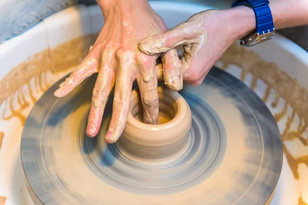 Pottering - crear una taza de arcilla en proceso —  Fotos de Stock