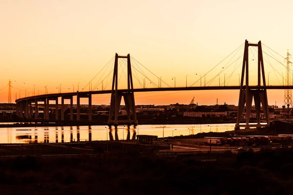 Silhouette du pont suspendu en béton sur un coucher de soleil — Photo