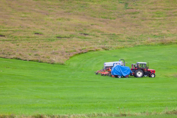 Tractor con arados en un campo de Islandia —  Fotos de Stock