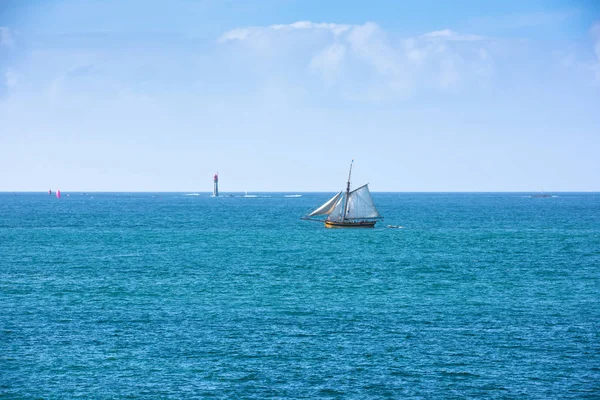 Mar azul brillante y un yate — Foto de Stock