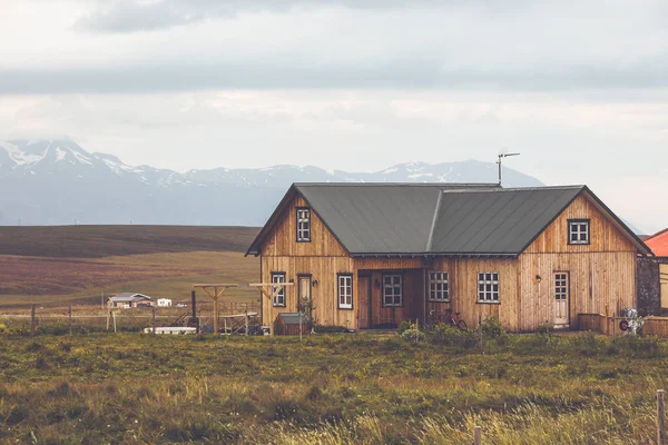 Trä stuga i Island landskap — Stockfoto