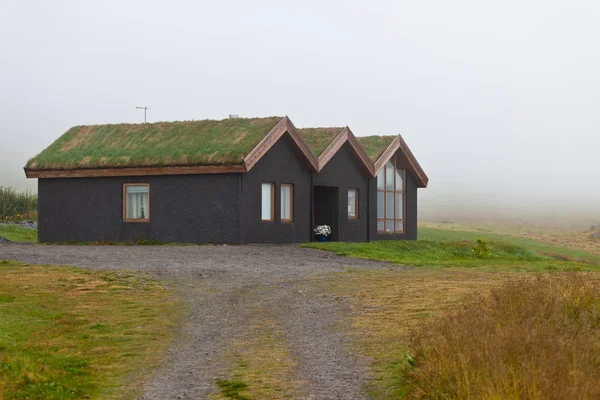 农村的冰岛平房在大雾天 — 图库照片