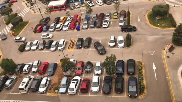 Vidéo d'un grand parking de rue plein de voitures près d'un centre commercial à Valence, Espagne — Video