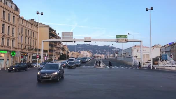 Circulation routière dans la rue de Cannes, France — Video