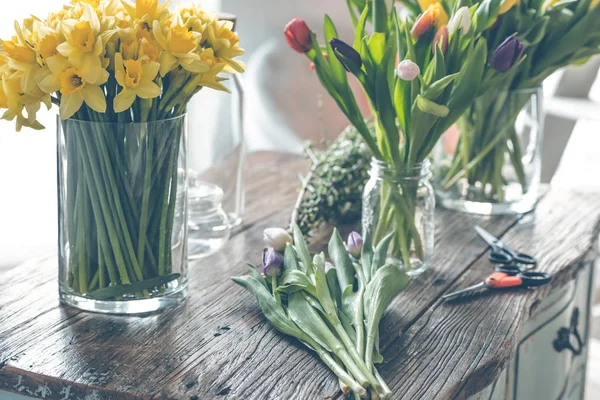 Flores de primavera sobre una mesa de madera — Foto de Stock