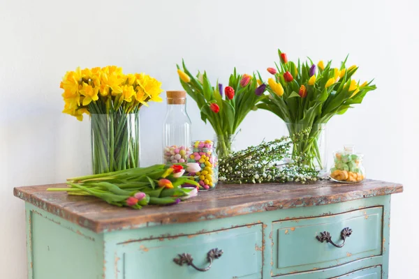 Fiori di primavera su un tavolo di legno — Foto Stock