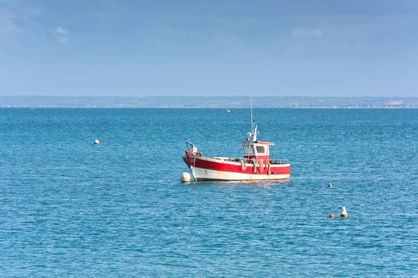 Mar azul brilhante e um barco de pescador — Fotografia de Stock