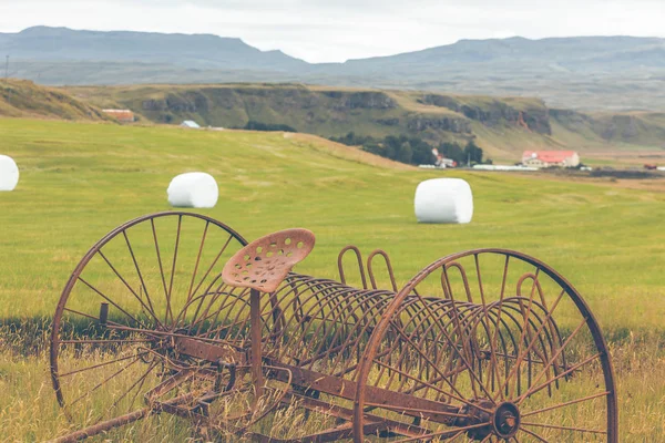 Arados oxidados en un campo de Islandia — Foto de Stock