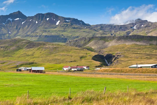 Hory krajina s islandský domy — Stock fotografie