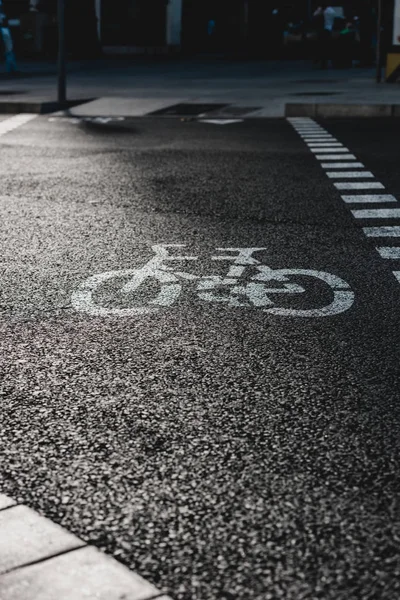 Велосипедный дорожный знак на улице — стоковое фото