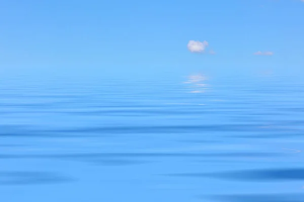 Su arka plan parlak gökyüzü yansımaları ile — Stok fotoğraf