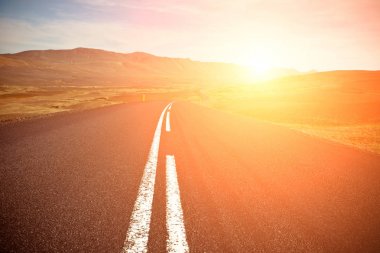 Asfalt yol alan manzara parlak güneş etkisi ile