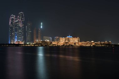 Abu Dabi binalar gece deniz manzarası