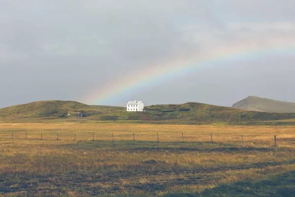 Jižní islandský krajina s rainbow — Stock fotografie