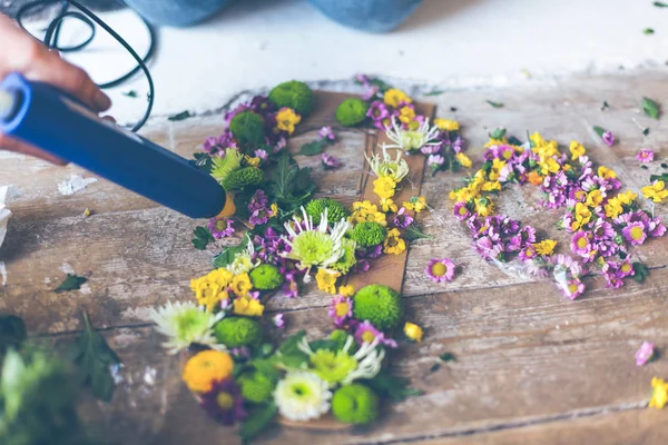 Florist macht Blumenschmuck — Stockfoto