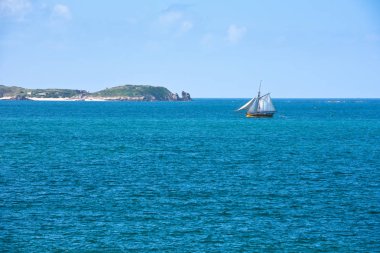 Parlak mavi deniz ve yat