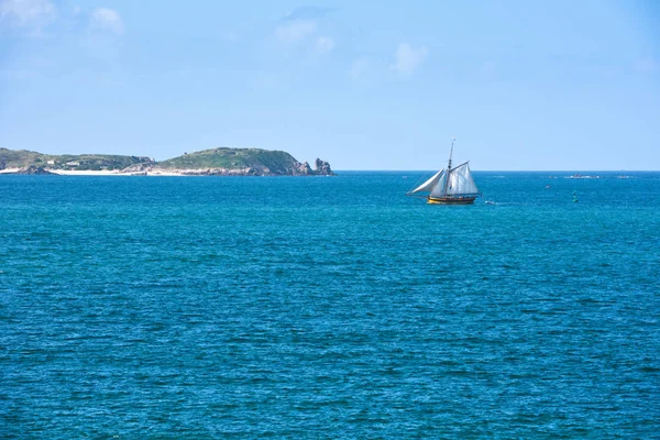 Parlak mavi deniz ve yat