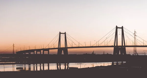 Σιλουέτα της Κρεμαστής γέφυρας σκυροδέματος σε ηλιοβασίλεμα — Φωτογραφία Αρχείου