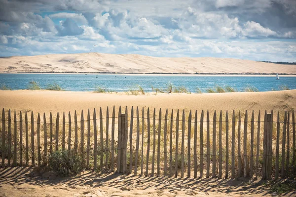 フランスの大西洋のビーチに木製フェンス — ストック写真