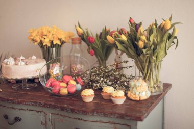 Parlak bademli kurabiye ve kek ahşap bir masa üzerinde