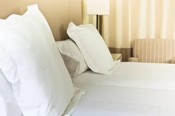 準備新鮮なベッド、ホテルの部屋のシーン — ストック写真