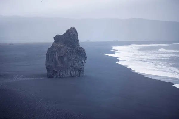 Черный пляж Dyrholaey, Исландия — стоковое фото