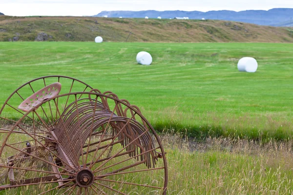 Charrues rouillées sur un champ d'Islande — Photo