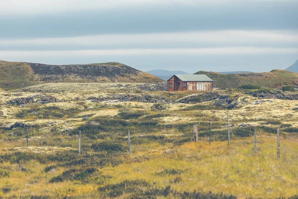 Ferienhaus in isländischer Landschaft — Stockfoto