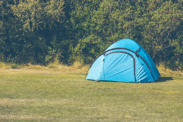 蓝色的野外旅游帐篷 — 图库照片