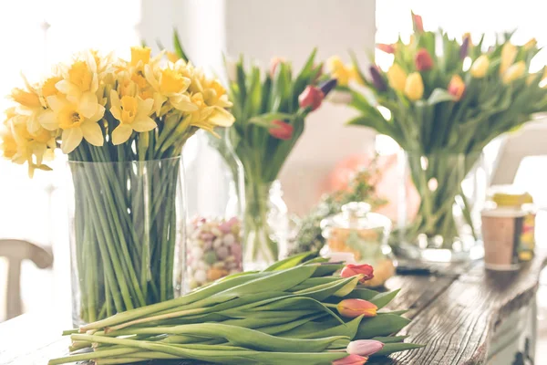 Vårblommor på ett träbord — Stockfoto