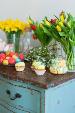 Parlak bademli kurabiye ve kek ahşap bir masa üzerinde