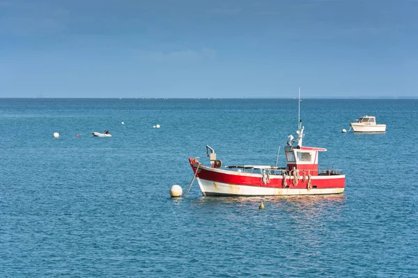 Luminoso mare blu e barche da pesca — Foto Stock