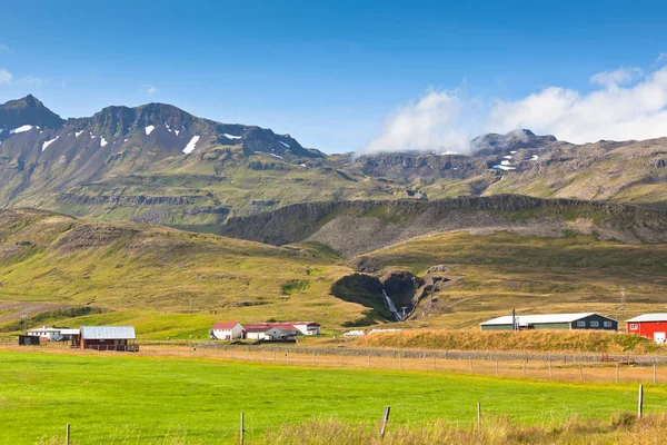 Ορεινό τοπίο με Ισλανδικά σπίτια — Φωτογραφία Αρχείου