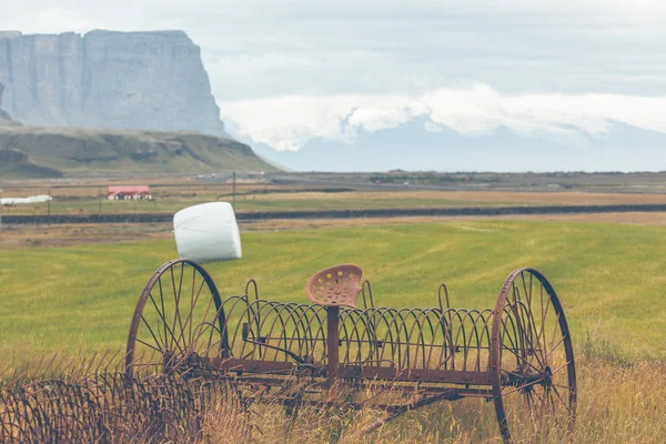 Charrues rouillées sur un champ d'Islande — Photo