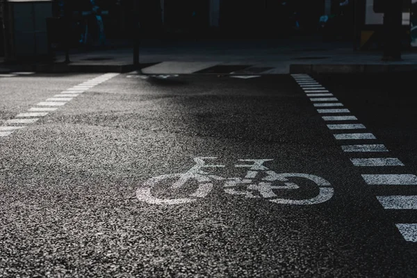 Fahrradstraßenschild auf der Straße — Stockfoto