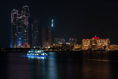 Abu Dabi binalar gece deniz manzarası