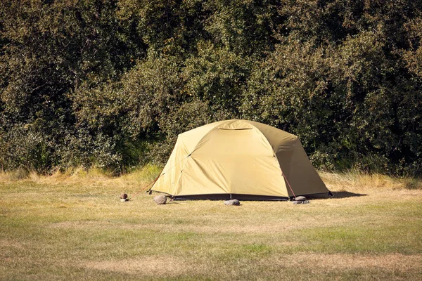在外地的户外绿色旅游帐篷 — 图库照片