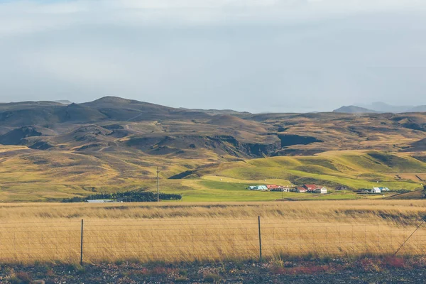 Paesaggio montano con case islandesi — Foto Stock
