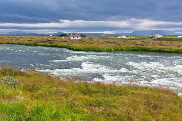 Летний Исландский пейзаж с бушующей рекой — стоковое фото
