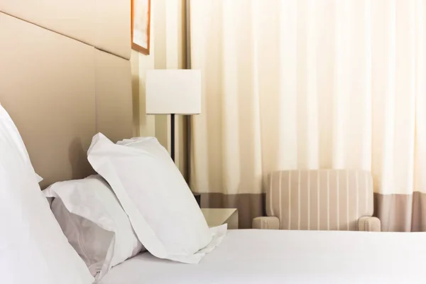 Hazırlanan taze yatak, otel odasında sahne — Stok fotoğraf