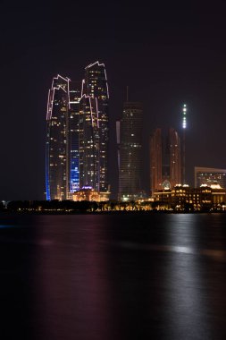 Abu Dabi binalar gece deniz manzarası