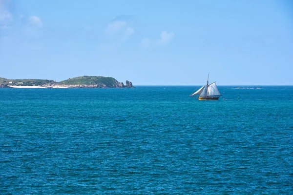 Helder blauwe zee en een jacht — Stockfoto