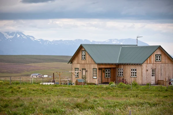 Dřevěná chata v krajině Islandu — Stock fotografie