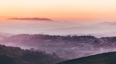 Sisli dağlar kat yukarıda gökyüzü günbatımı