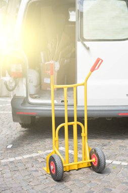 Açık araba yakınındaki boş sepetiniz